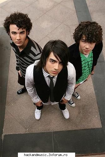 sunt super :nebun:  :nebun:  :nebun: jonas brothers